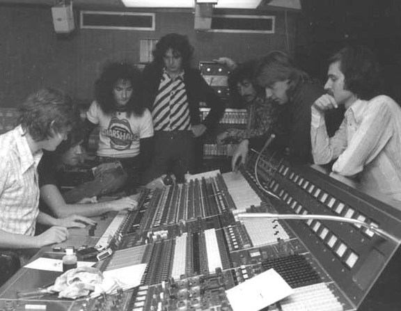 Large veljko despot na snimanju s bijelim dugmetom  air studios  london  1975.
